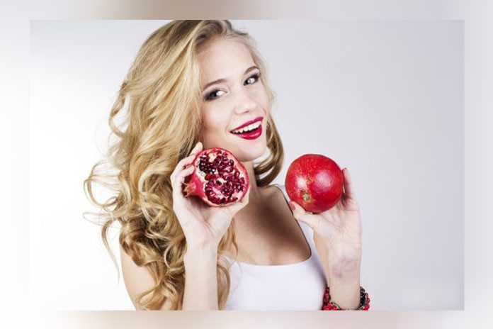 Easy Tips on How to Eat a Pomegranate Easy Tips on How to Eat a Pomegranate
