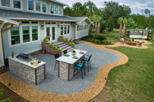 sprawling-green-outdoor-kitchen