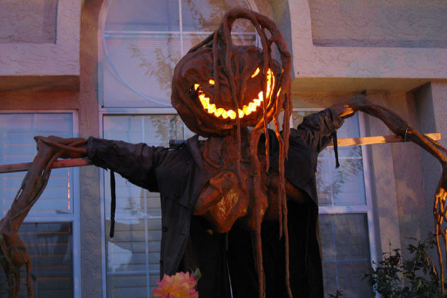 haunted-house-decorations-03