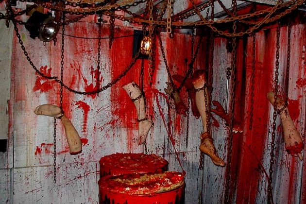 haunted-house-decorations-06