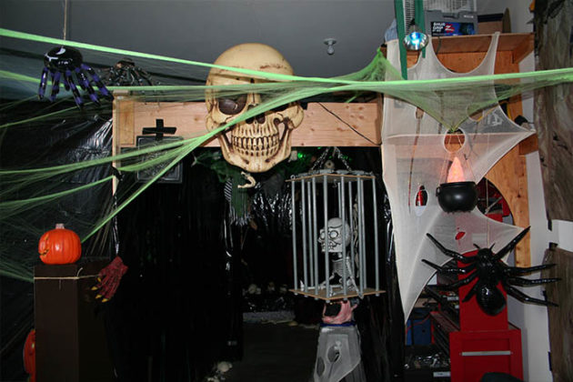 haunted-house-decorations-07