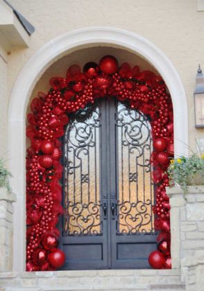 christmas-door-decoration-from-flowers