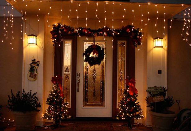 christmas-door-decorations-with-lights