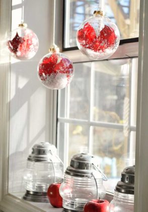 christmas-window-decorations-red-ornaments12