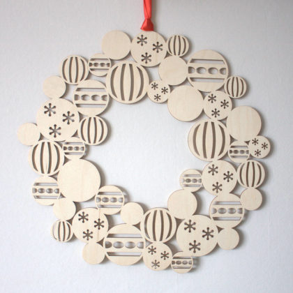 modern-christmas-decoration-with-wooden-ornaments-03