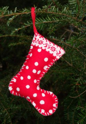red-christmas-tree-decoration-ideas-05