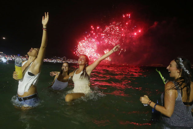 rio-de-janeiro-new-year-celebrations-copacabana-beach-02