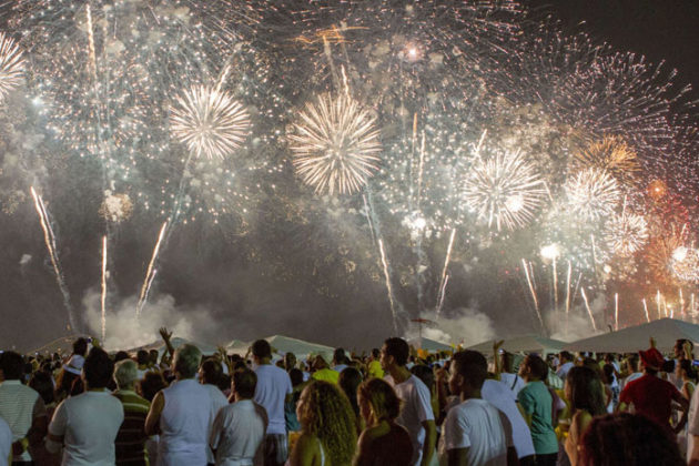 rio-de-janeiro-new-year-celebrations-copacabana-beach-03