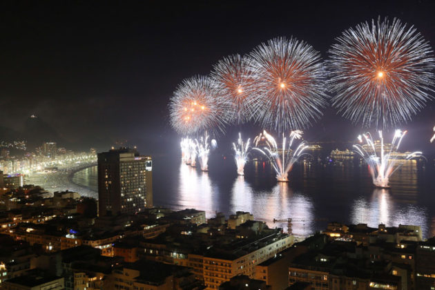 rio-de-janeiro-new-year-celebrations-copacabana-beach-04