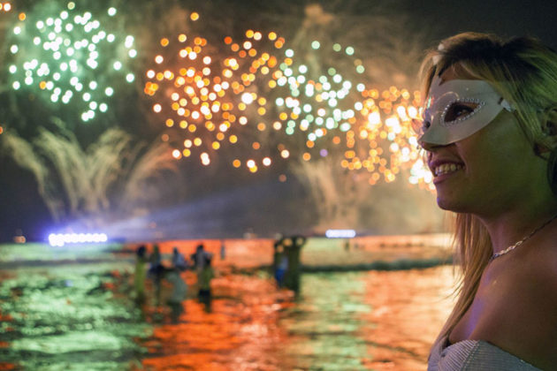 rio-de-janeiro-new-year-celebrations-copacabana-beach-05