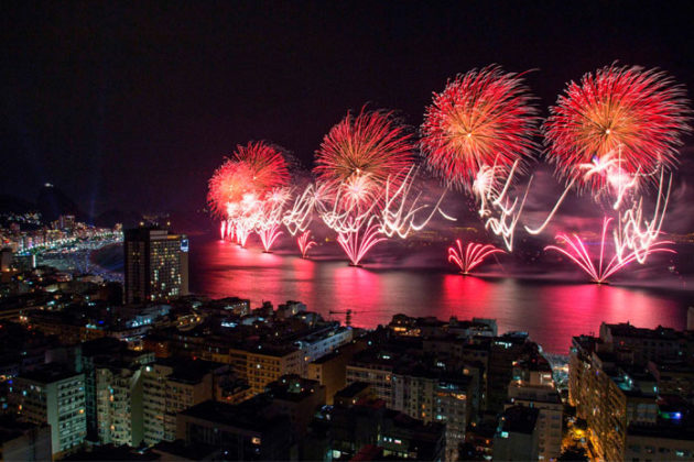 rio-de-janeiro-new-year-celebrations-copacabana-beach-06