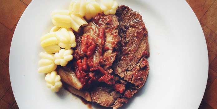 roasted-beef-with-tomato-and-garlic