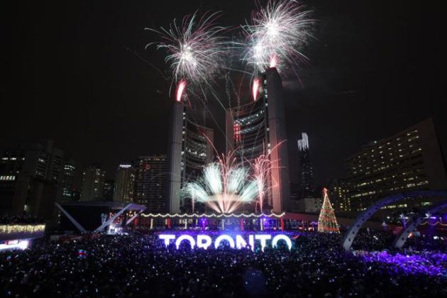toronto-new-years-eve-at-nathan-phillips-square-06