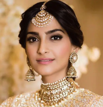 6th Richest Actress sonam kapoor wearing bridal lehnga